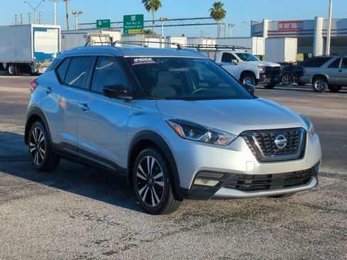 Used 2020 Nissan Kicks SR image 3