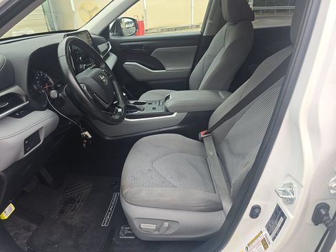 Used 2021 Toyota Highlander LE FWD image 7