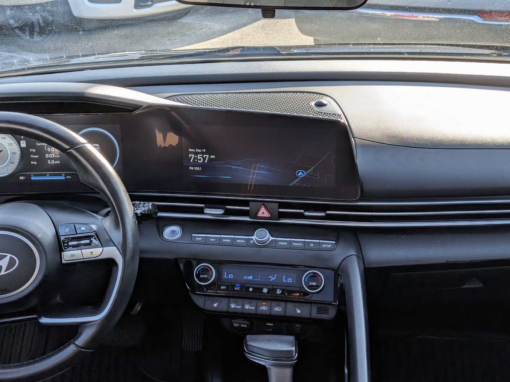 Used 2025 Hyundai Elantra SEL FWD image 16