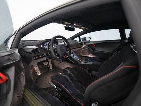 Used 2022 Lamborghini Huracan STO image 12
