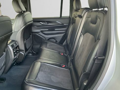 Used 2023 Jeep Grand Cherokee Altitude image 13