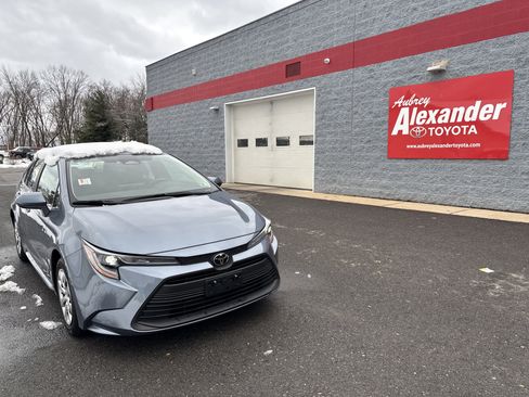 Certified 2025 Toyota Corolla LE image 1