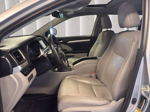 Used 2018 Toyota Highlander XLE AWD/4WD image 13