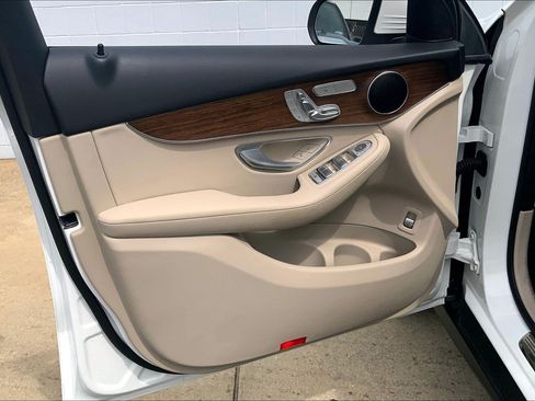 Used 2022 Mercedes-Benz GLC 300 4MATIC w/ Premium Package Lite image 28