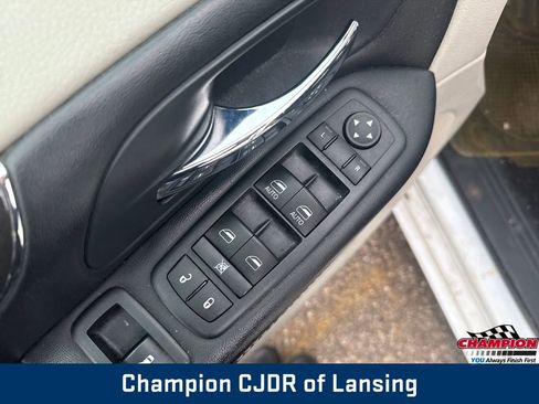 Used 2016 Chrysler Town & Country Touring image 11