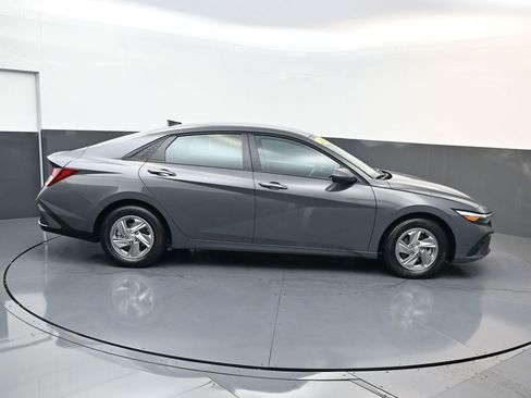 Certified 2026 Hyundai Elantra SE FWD image 3