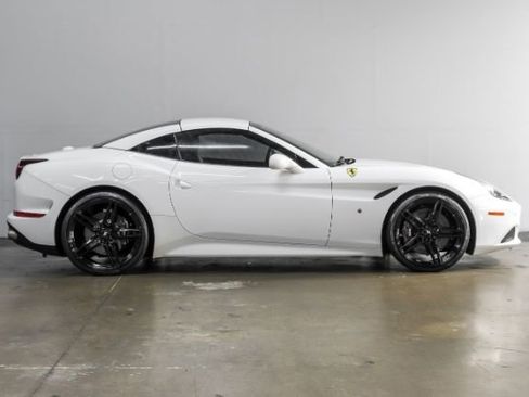 Used 2015 Ferrari California T image 10
