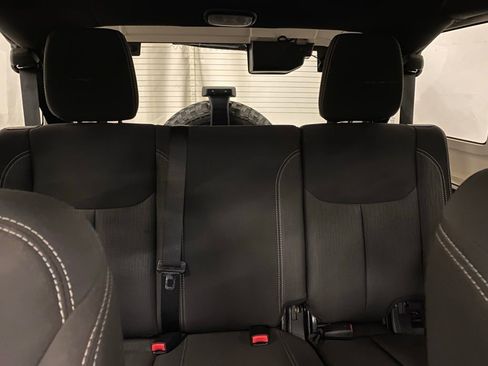 Used 2016 Jeep Wrangler Unlimited Rubicon w/ Connectivity Group AWD/4WD image 18