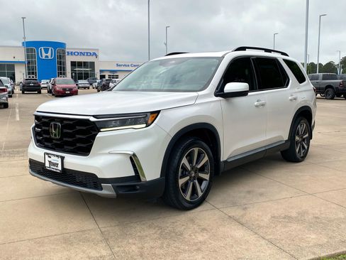 Used 2023 Honda Pilot Touring image 3