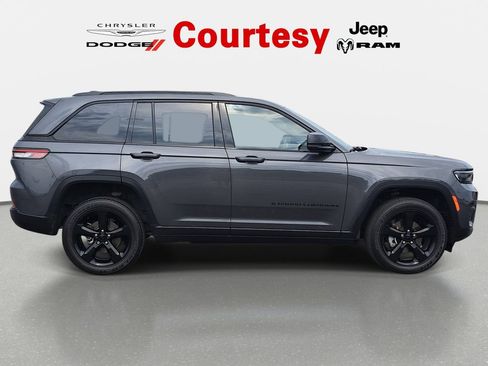 Certified 2022 Jeep Grand Cherokee Altitude AWD/4WD image 3