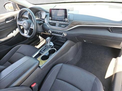 Used 2024 Nissan Altima 2.5 SV FWD image 16
