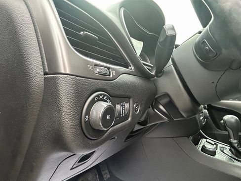 Used 2021 Jeep Cherokee Limited image 18