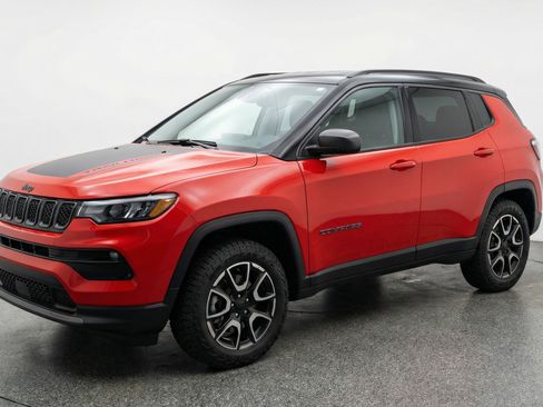 Used 2025 Jeep Compass Trailhawk AWD/4WD image 3