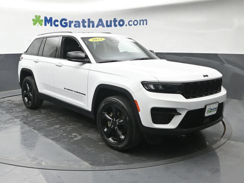 Used 2023 Jeep Grand Cherokee Altitude AWD/4WD image 2