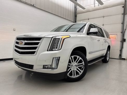 Used 2020 Cadillac Escalade ESV 4WD image 3