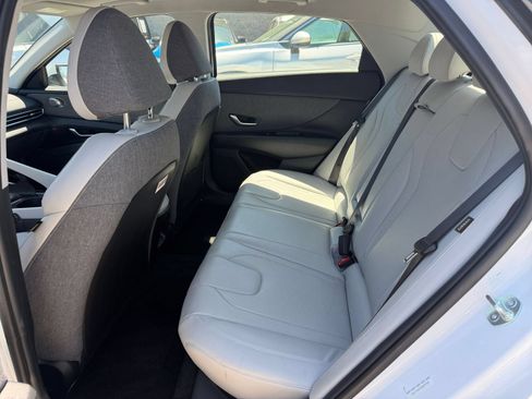 Used 2025 Hyundai Elantra Limited FWD image 25