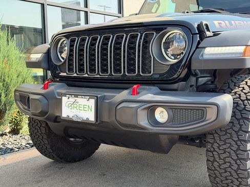 Used 2025 Jeep Wrangler Unlimited Rubicon w/ Convenience Group AWD/4WD image 7