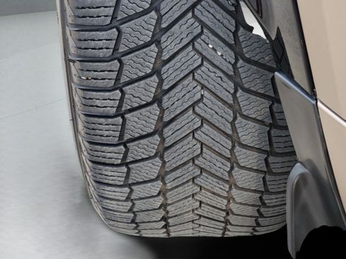 Used 2025 Land Rover Defender 110 image 31