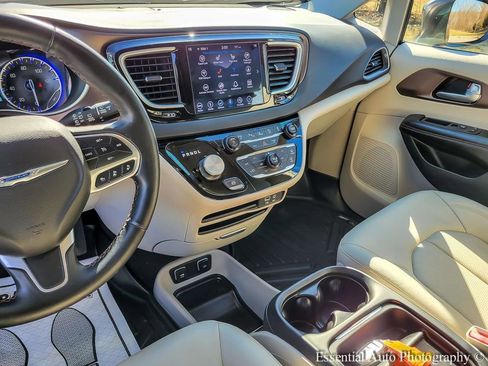 Used 2019 Chrysler Pacifica Touring-L w/ Advanced Safetytec Group image 25