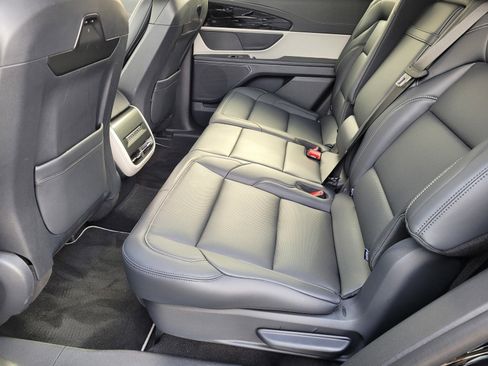 Used 2025 Lincoln Nautilus Premier image 10