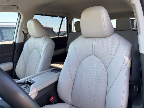 Used 2024 Toyota Grand Highlander AWD image 10