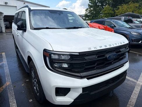 Used 2025 Ford Expedition Max Active RWD image 2