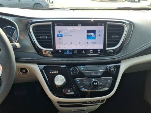 Used 2022 Chrysler Pacifica Touring-L FWD image 10