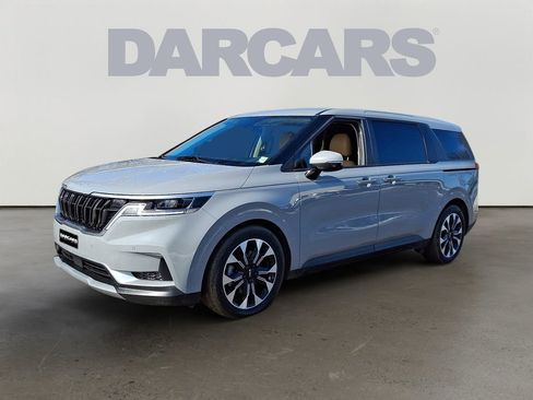 Used 2024 Kia Carnival EX image 3