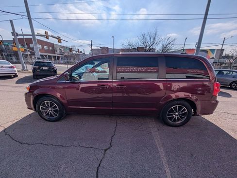 Used 2017 Dodge Grand Caravan SXT image 9