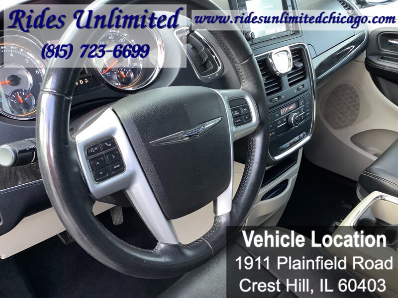 Used 2014 Chrysler Town & Country Touring FWD image 20