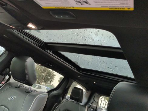 Used 2023 Chrysler Pacifica Limited w/ Uconnect Theater Family Group image 18