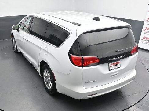 Used 2022 Chrysler Voyager LX image 28