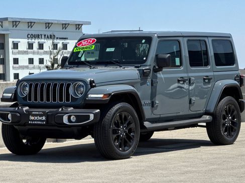 Used 2025 Jeep Wrangler Unlimited Sahara AWD/4WD image 8