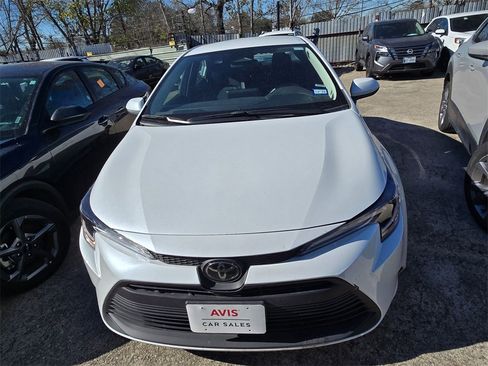 Used 2025 Toyota Corolla LE image 2