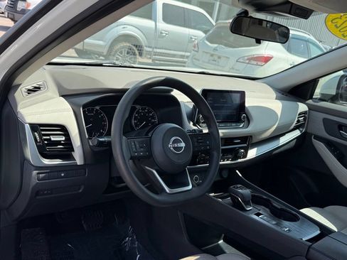 Used 2023 Nissan Rogue SV FWD image 3