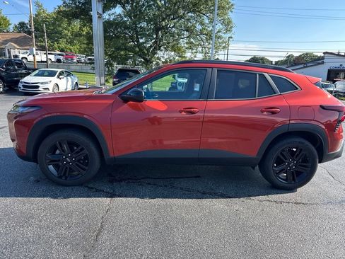 Used 2024 Chevrolet Trax ACTIV w/ Sunroof Package FWD image 2