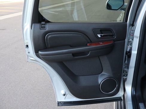 Used 2011 Cadillac Escalade AWD image 26