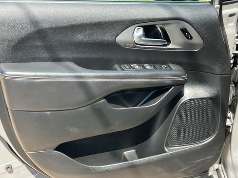 Used 2025 Chrysler Pacifica Select FWD image 15