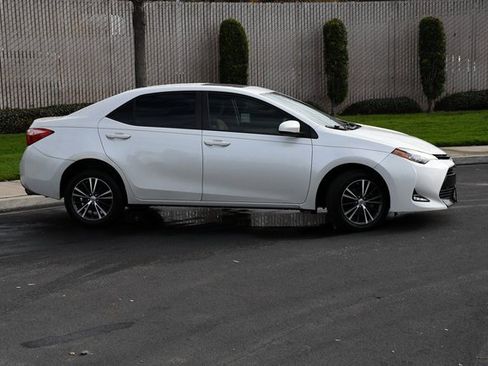 Used 2017 Toyota Corolla LE w/ LE Premium Package w/Moonroof image 3