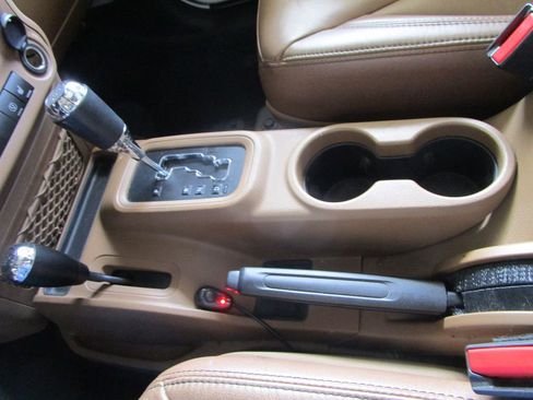 Used 2017 Jeep Wrangler Unlimited Sahara w/ Connectivity Group image 36