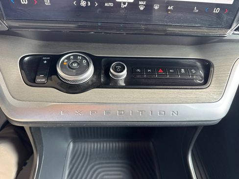 Used 2025 Ford Expedition Platinum w/ Driver's Package AWD/4WD image 36