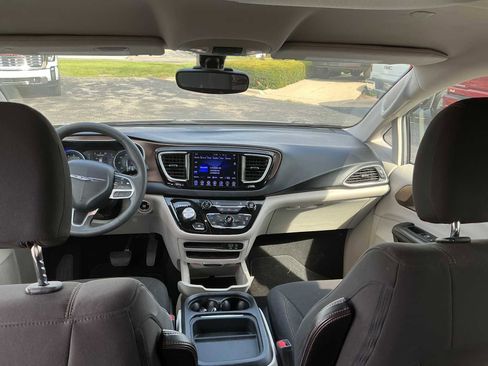 Used 2017 Chrysler Pacifica Touring Plus w/ Tire & Wheel Group FWD image 7