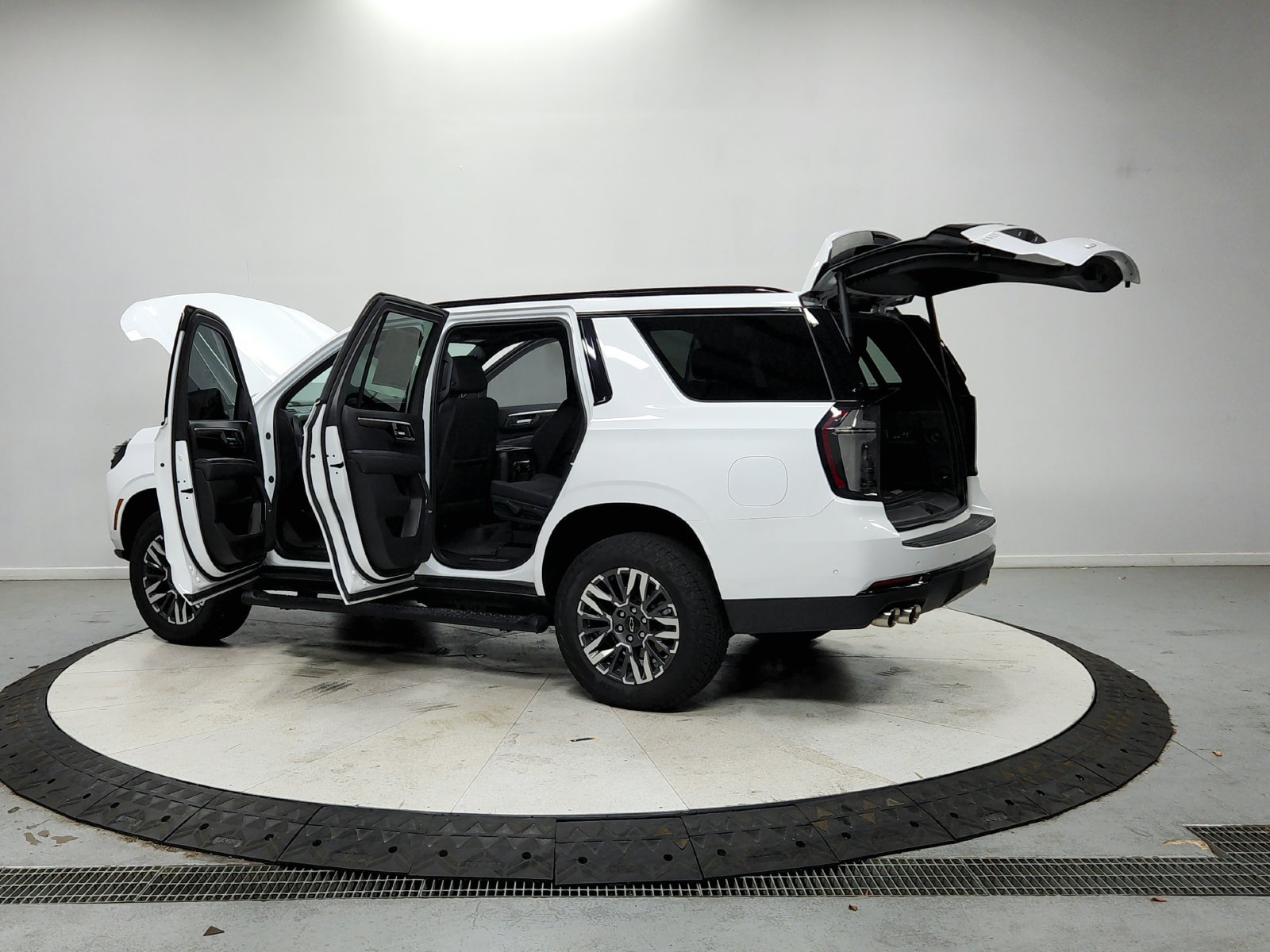 Used 2026 Chevrolet Tahoe Z71 w/ Comfort Package AWD/4WD image 14
