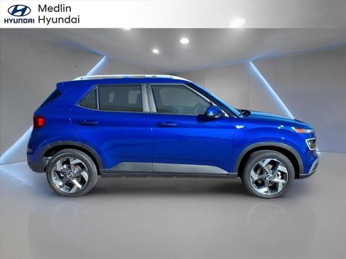 Used 2025 Hyundai Venue Limited image 2