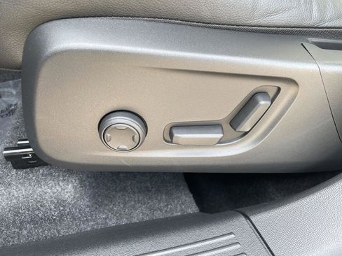 Used 2025 Volvo XC40 B5 Plus image 10