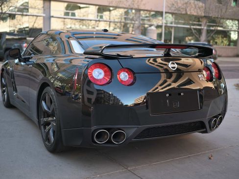 Used 2010 Nissan GT-R Premium image 12