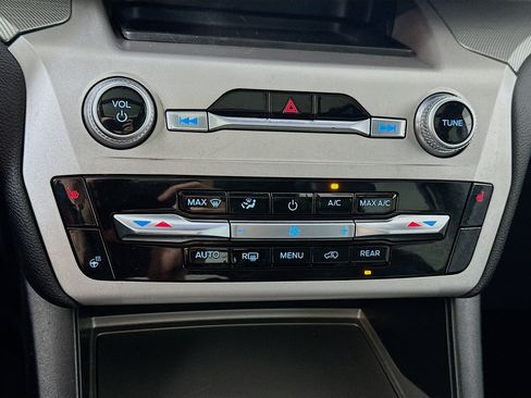 Used 2022 Ford Explorer XLT w/ Equipment Group 202A AWD/4WD image 15