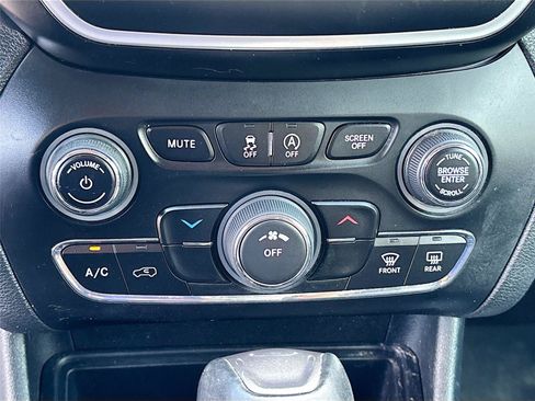 Used 2019 Jeep Cherokee Latitude Plus FWD image 15
