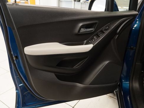 Used 2019 Chevrolet Trax LT w/ LT Convenience Package AWD/4WD image 16