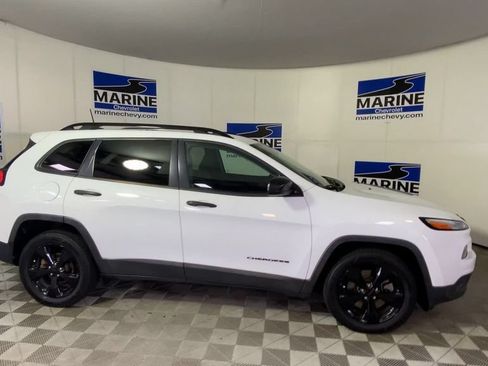 Used 2017 Jeep Cherokee Sport FWD image 3